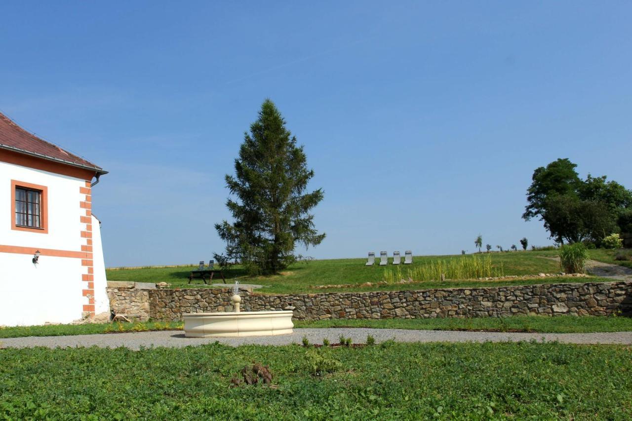 Zamek Liboun Hotel Lounovice pod Blanikem ภายนอก รูปภาพ