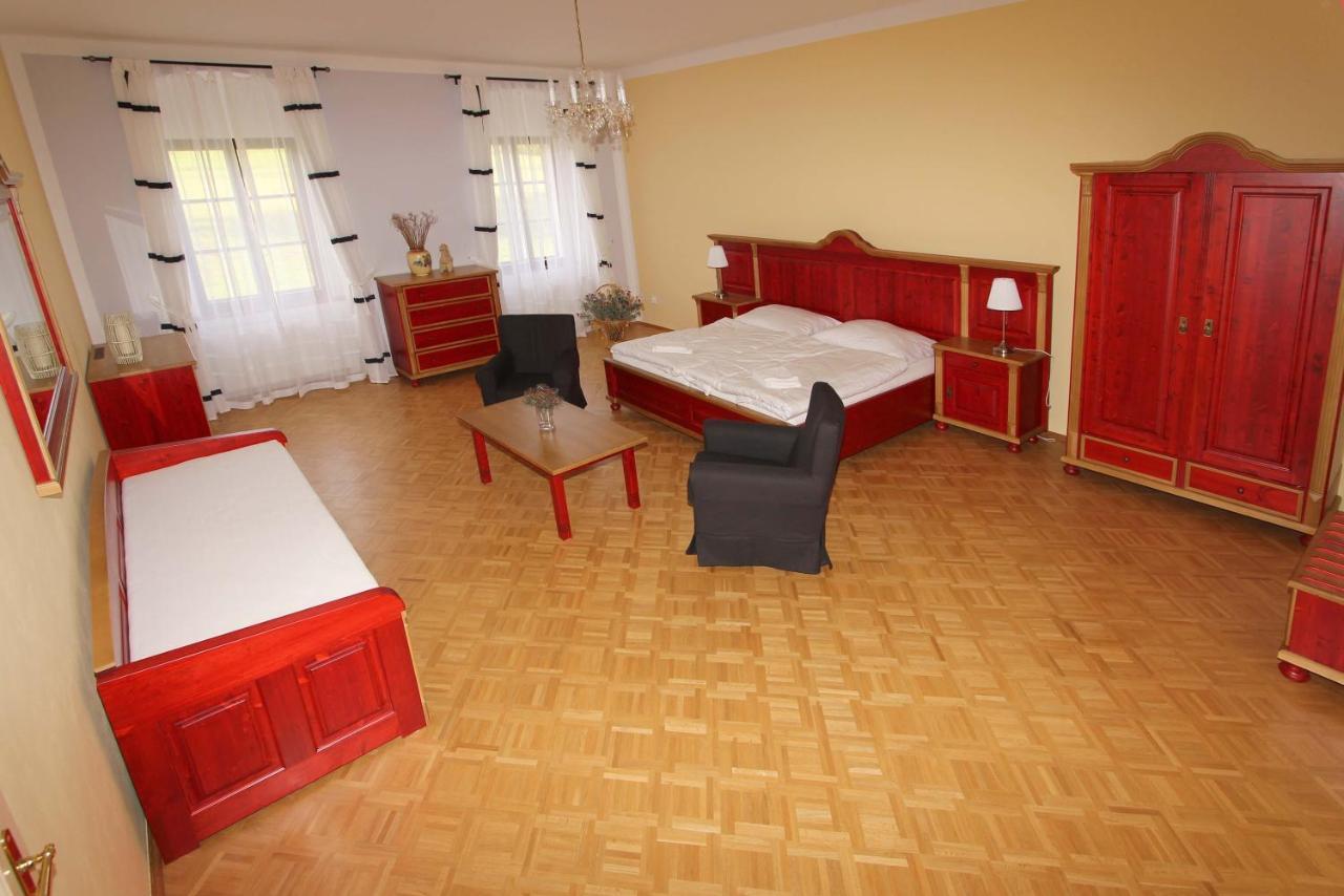 Zamek Liboun Hotel Lounovice pod Blanikem ภายนอก รูปภาพ