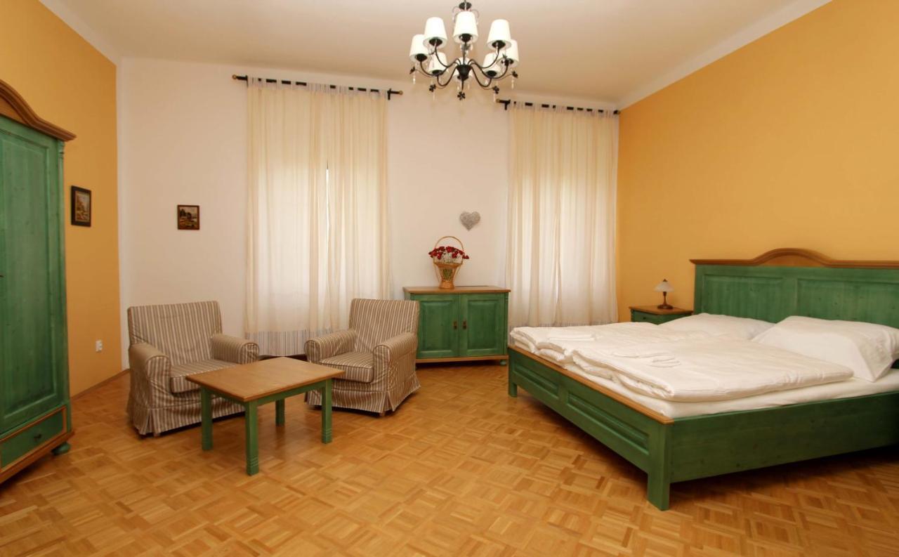 Zamek Liboun Hotel Lounovice pod Blanikem ภายนอก รูปภาพ