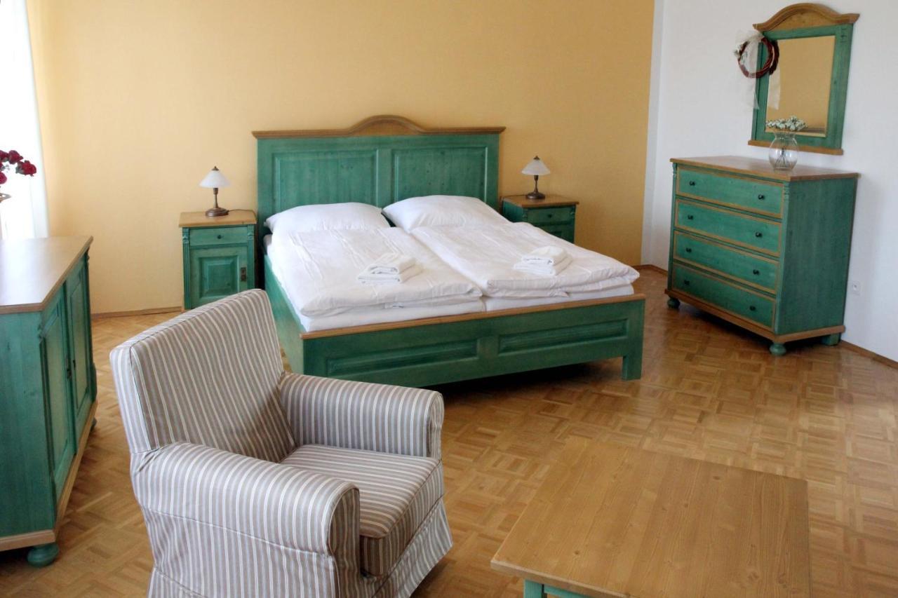 Zamek Liboun Hotel Lounovice pod Blanikem ภายนอก รูปภาพ
